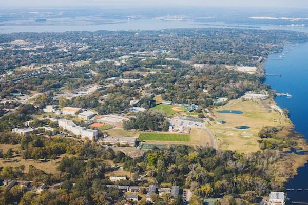 杰克逊维尔大学校园的鸟瞰图. 左边是约翰河.
