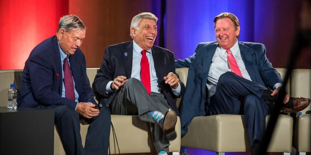 从左到右:前市长约翰·德莱尼、汤米·哈祖里和杰克·戈德博尔德在台上大笑