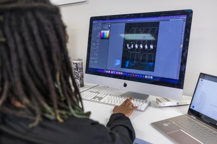 图形设计专业的学生在电脑上使用Adobe图形设计程序
